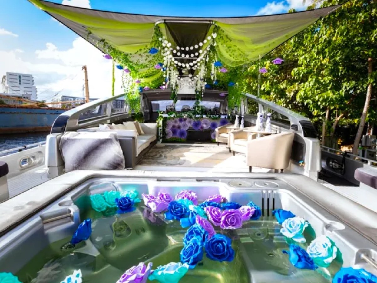 Flybridge jacuzzi on 94′ Leopard Miami