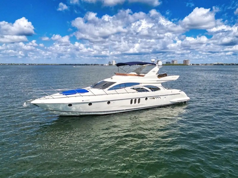 Drone skyline horizon of 70′ Azimut Miami
