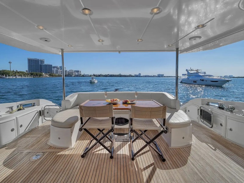 70′ Azimut main salon interior Aventura