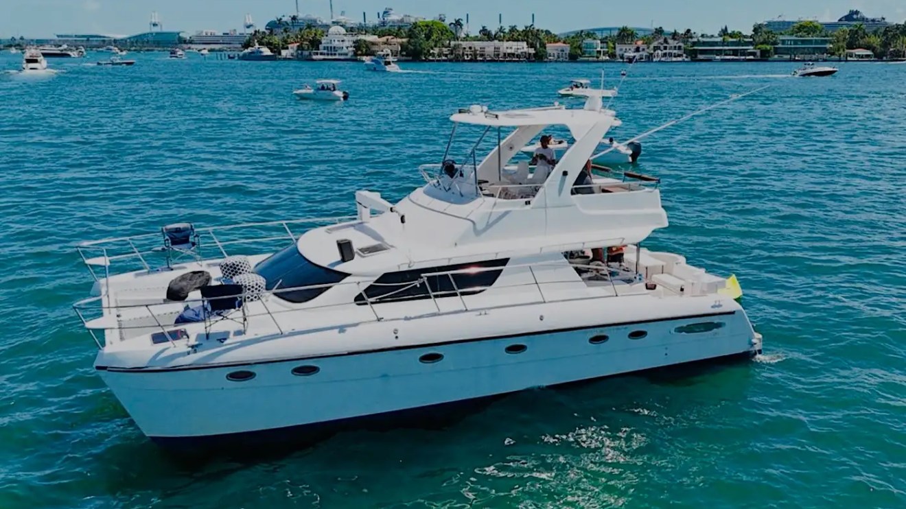 Hull detail during cruise on 52′ Africat Miami