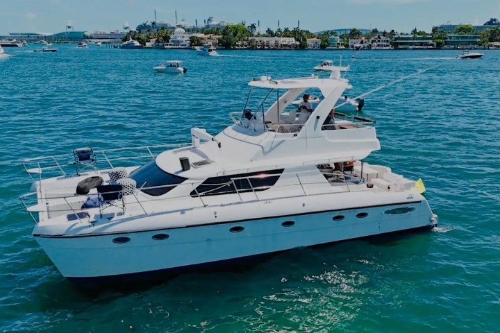 Hull detail during cruise on 52′ Africat Miami