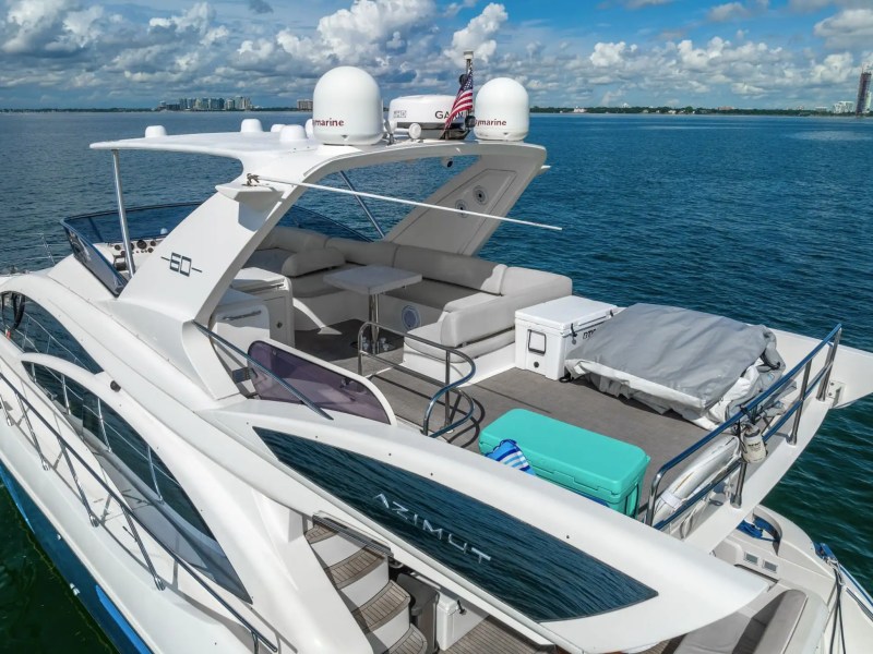 62′ Azimut yacht flybridge seating area