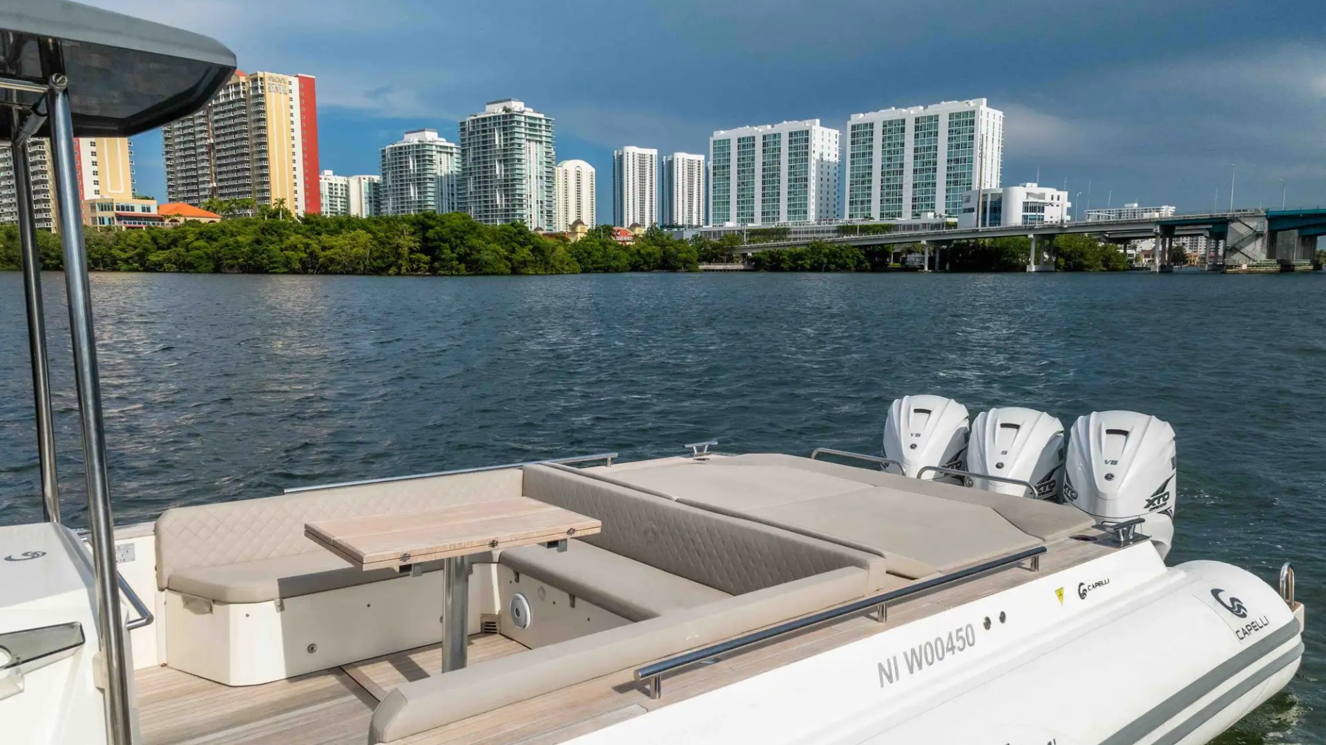 44′ Capelli cockpit helm Miami