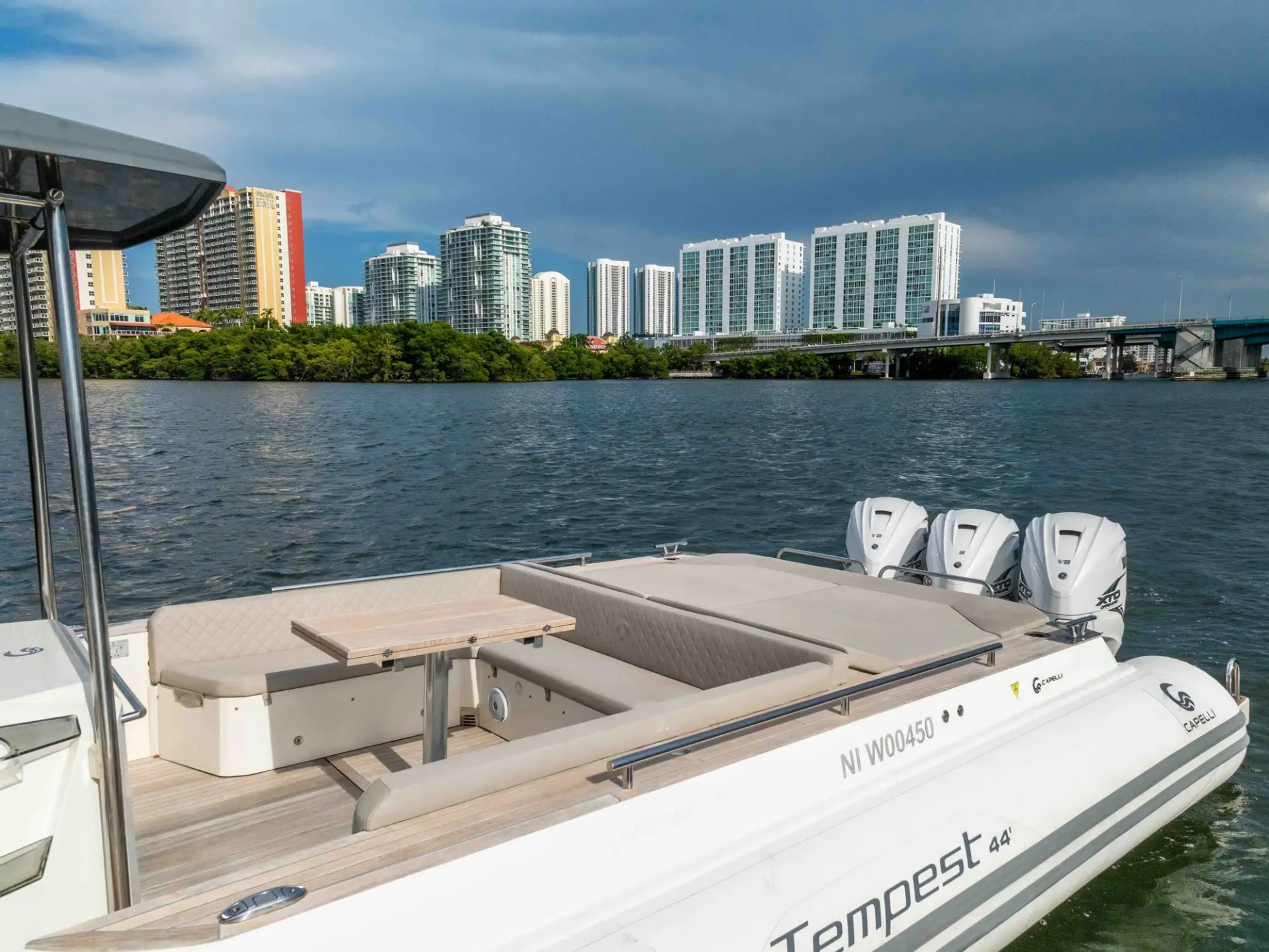 44′ Capelli cockpit helm Miami