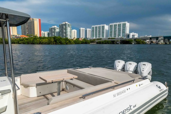 44′ Capelli cockpit helm Miami