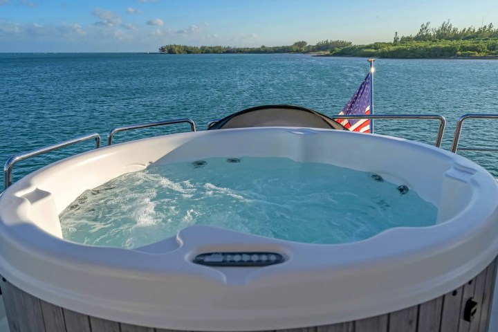 90' Azimut - Yacht Rental in Miami Beach, Florida