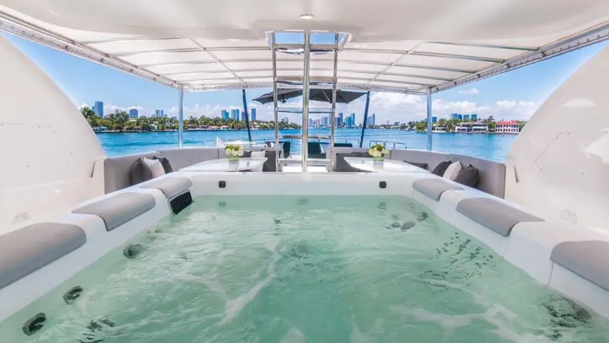 110' Horizon - Yacht Rental in Miami Beach, Florida
