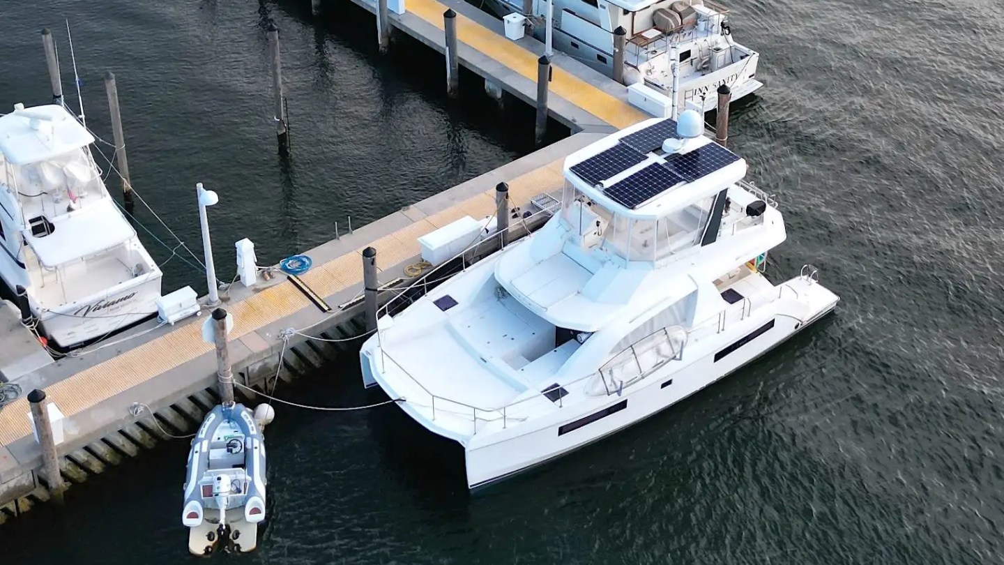 43′ Leopard boat docked at Miami Beach pier