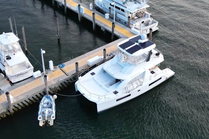 43′ Leopard boat docked at Miami Beach pier
