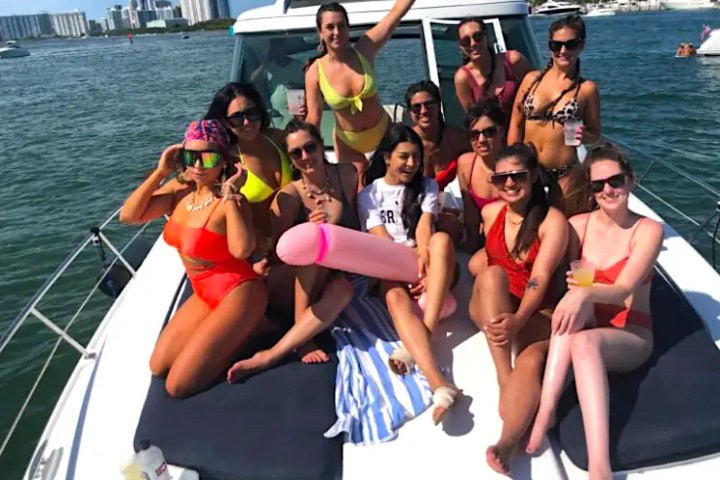 48′ Formula boat bow seating with open horizon