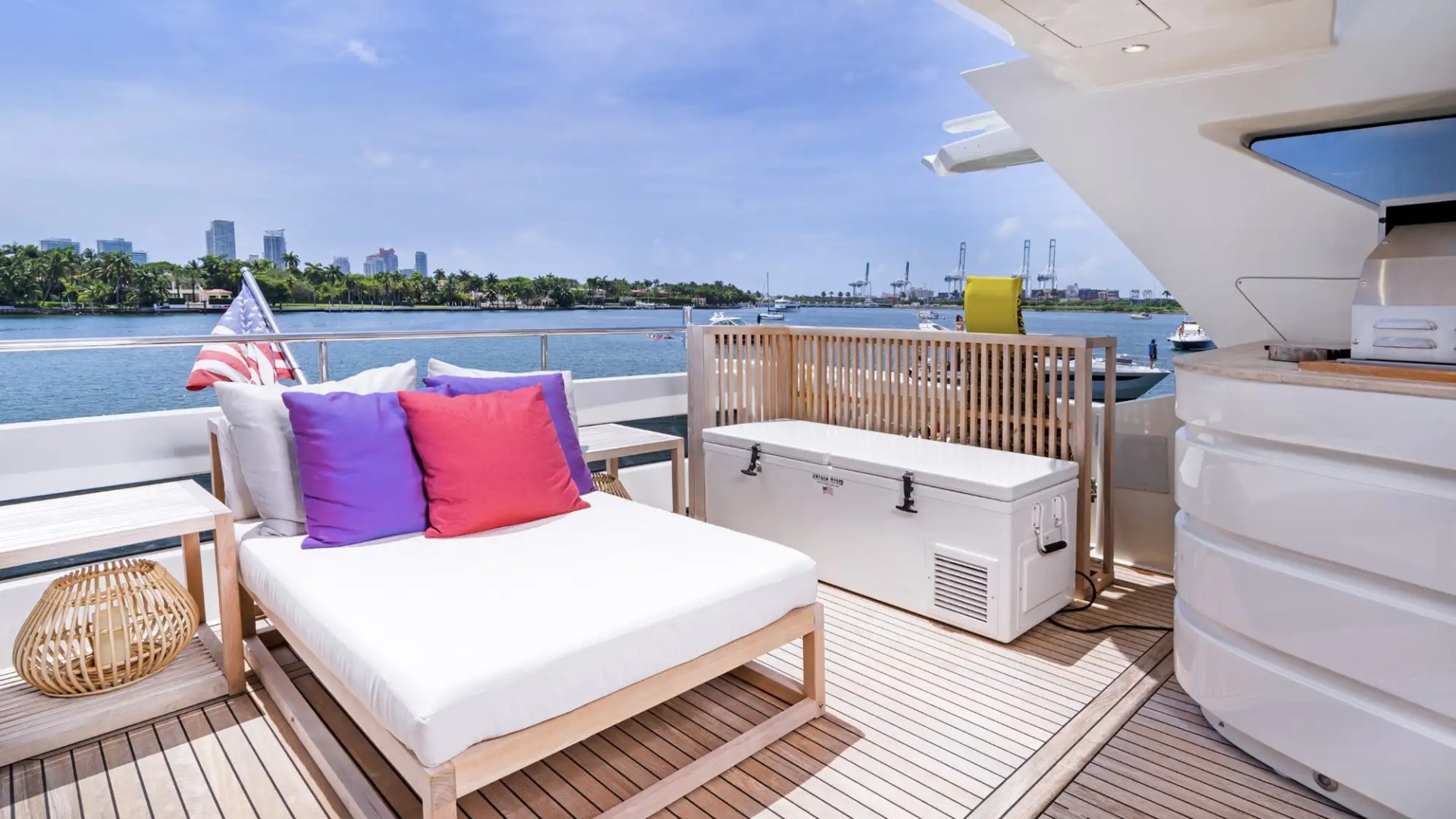 100' Dominator - Yacht Rental in Miami Beach, Florida