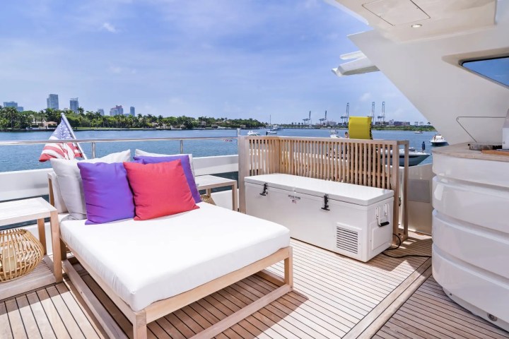 100' Dominator - Yacht Rental in Miami Beach, Florida