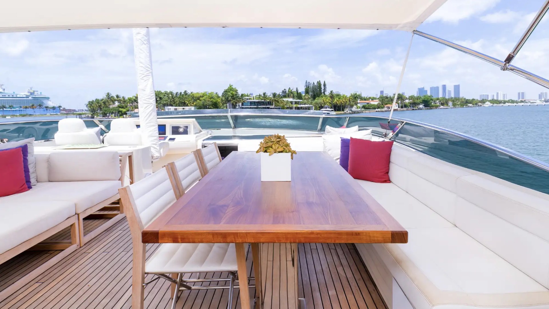 100' Dominator - Yacht Rental in Miami Beach, Florida