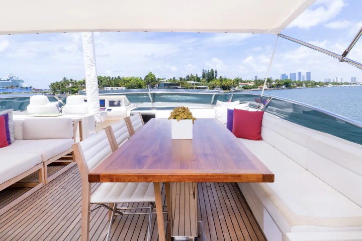 100' Dominator - Yacht Rental in Miami Beach, Florida