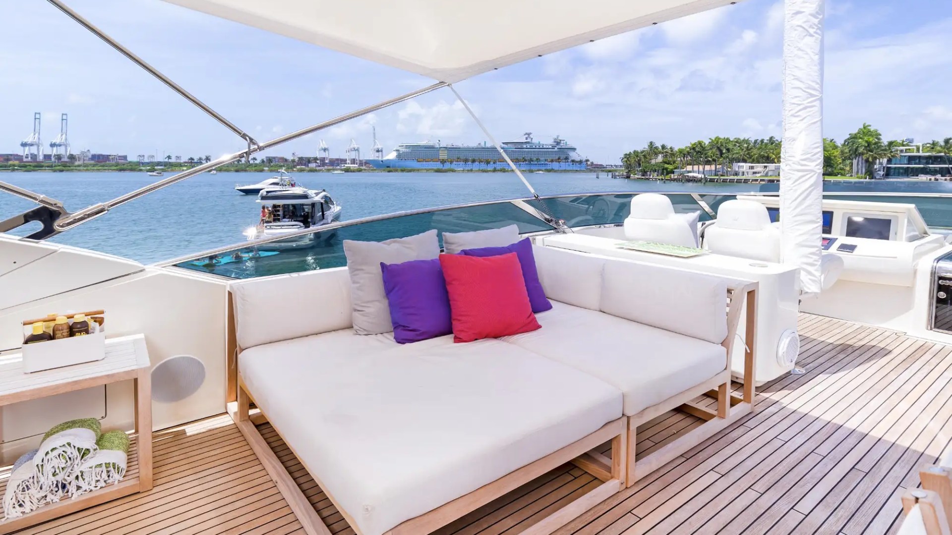 100' Dominator - Yacht Rental in Miami Beach, Florida