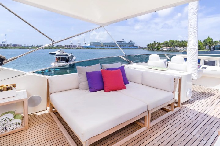 100' Dominator - Yacht Rental in Miami Beach, Florida