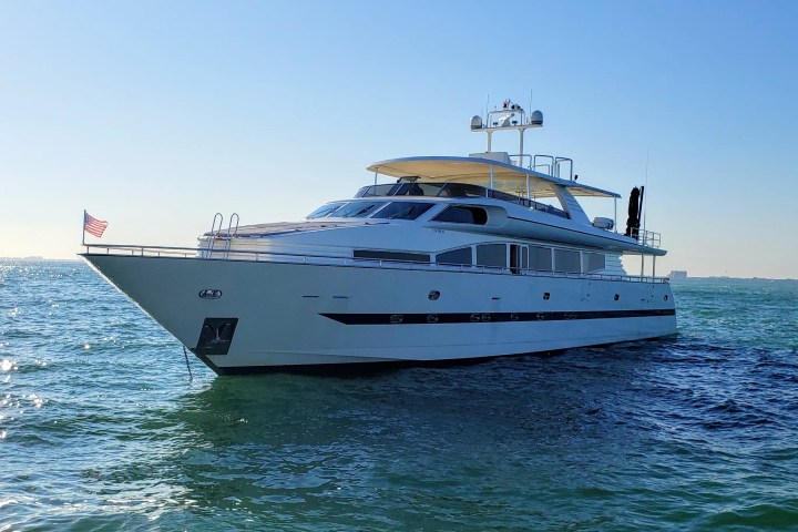 110' Horizon - Yacht Rental in Miami Beach, Florida