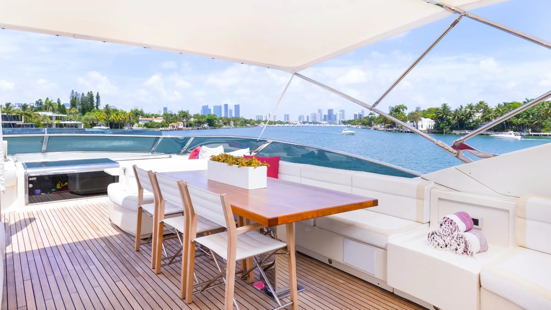 100' Dominator - Yacht Rental in Miami Beach, Florida