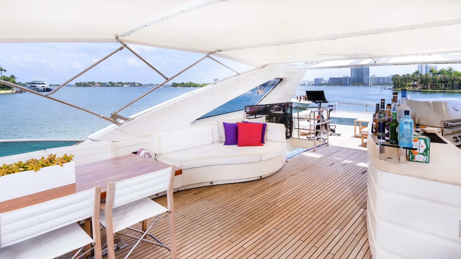 100' Dominator - Yacht Rental in Miami Beach, Florida