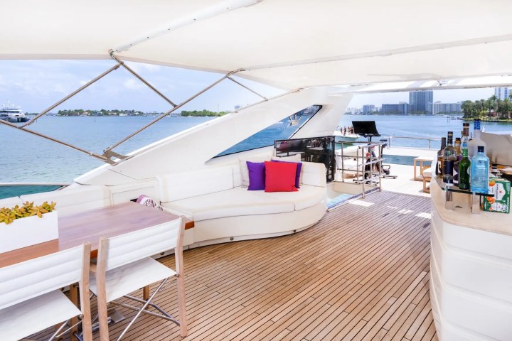 100' Dominator - Yacht Rental in Miami Beach, Florida