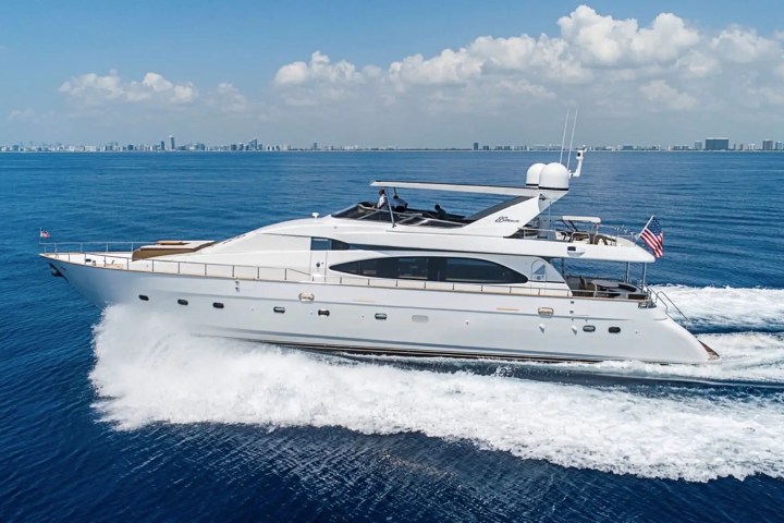 85′ Azimut couples escape Miami – image 17