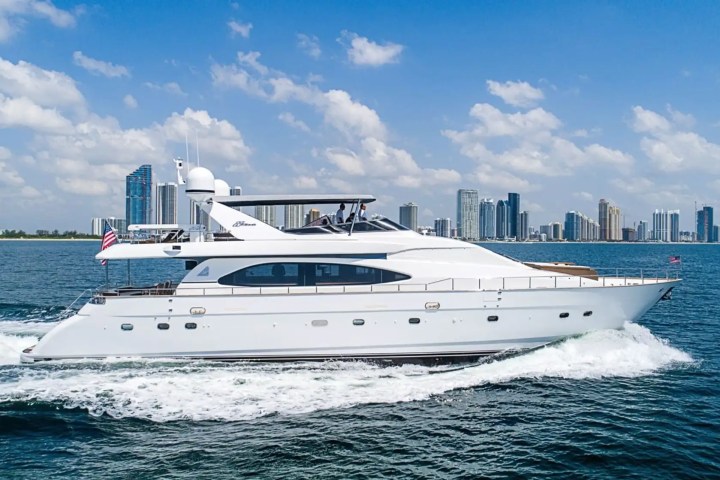 85′ Azimut panoramic water view Miami – image 19