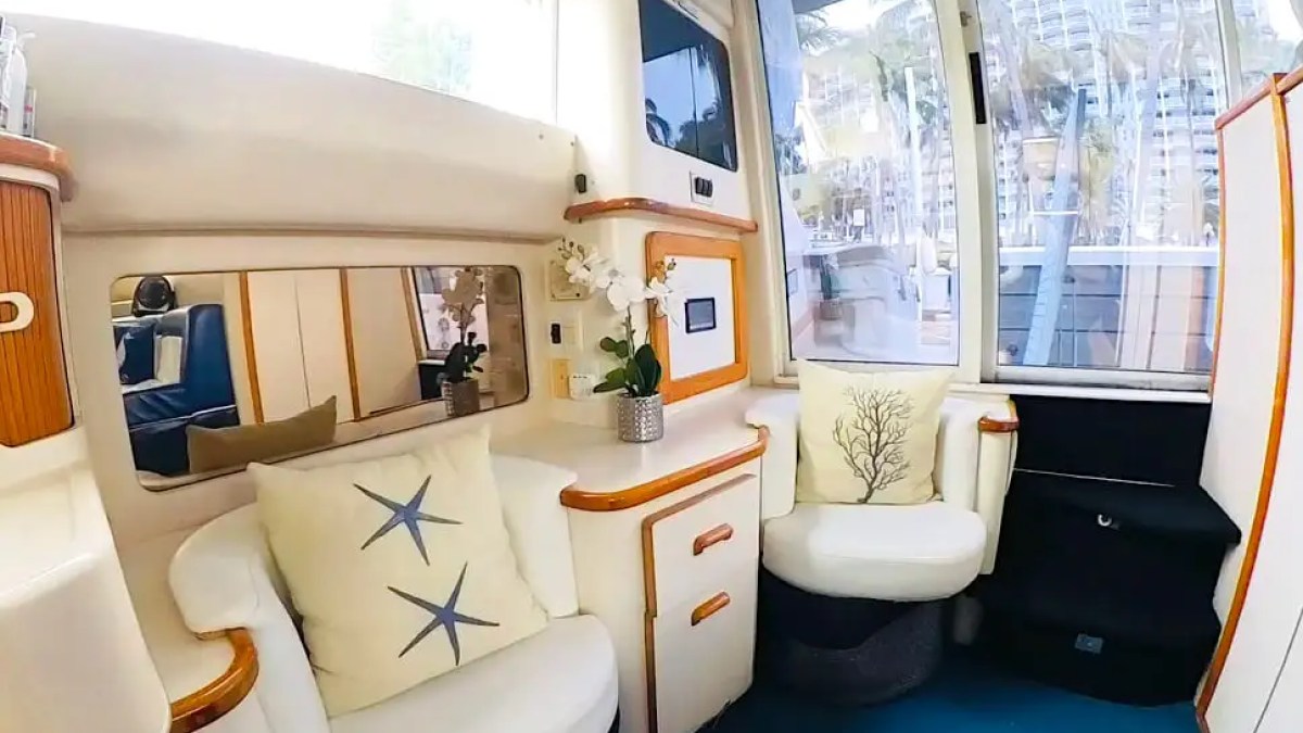 48′ SeaRay boat cabin décor accents