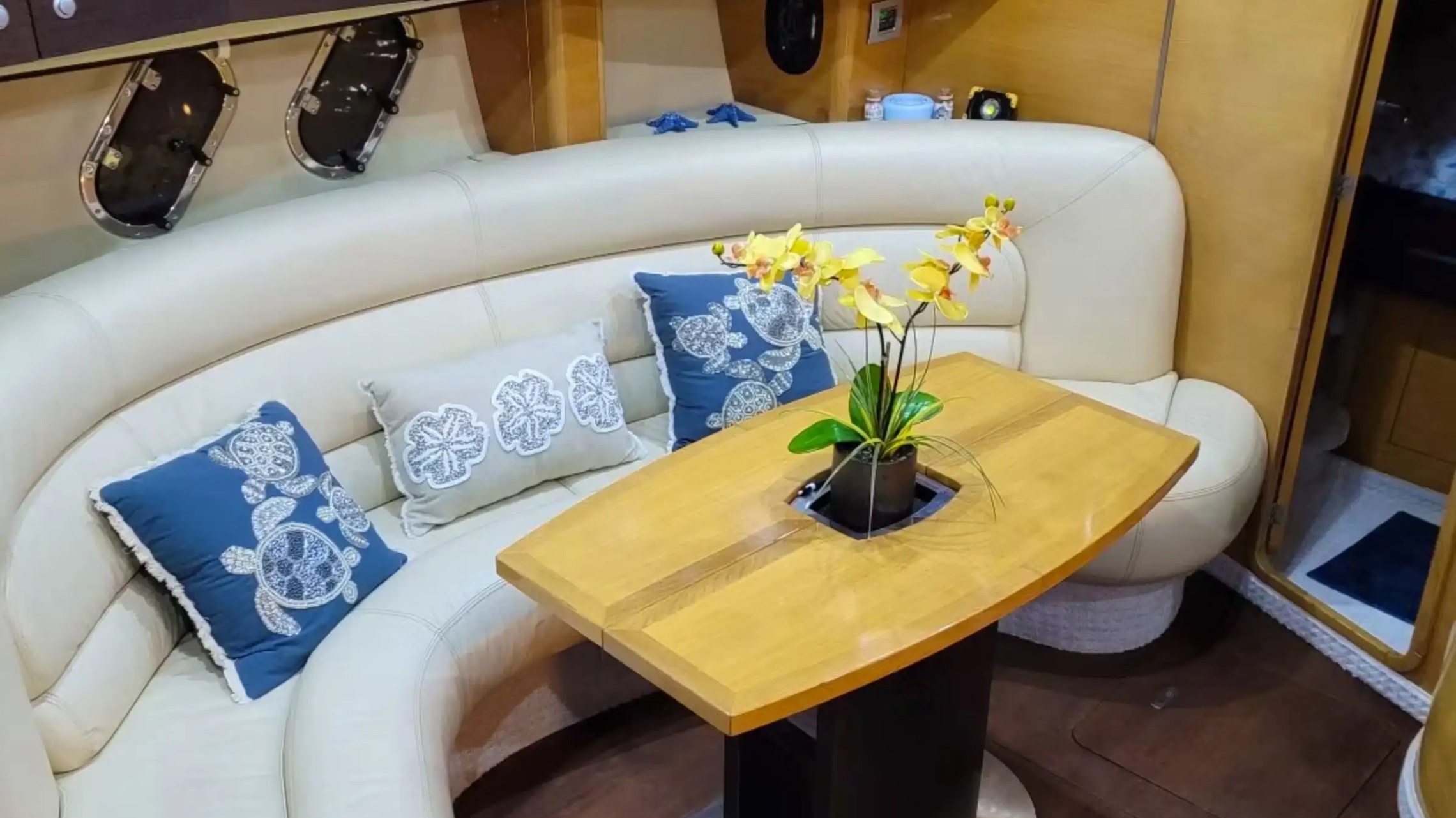 50′ Cranchi formal dining area Key Biscayne