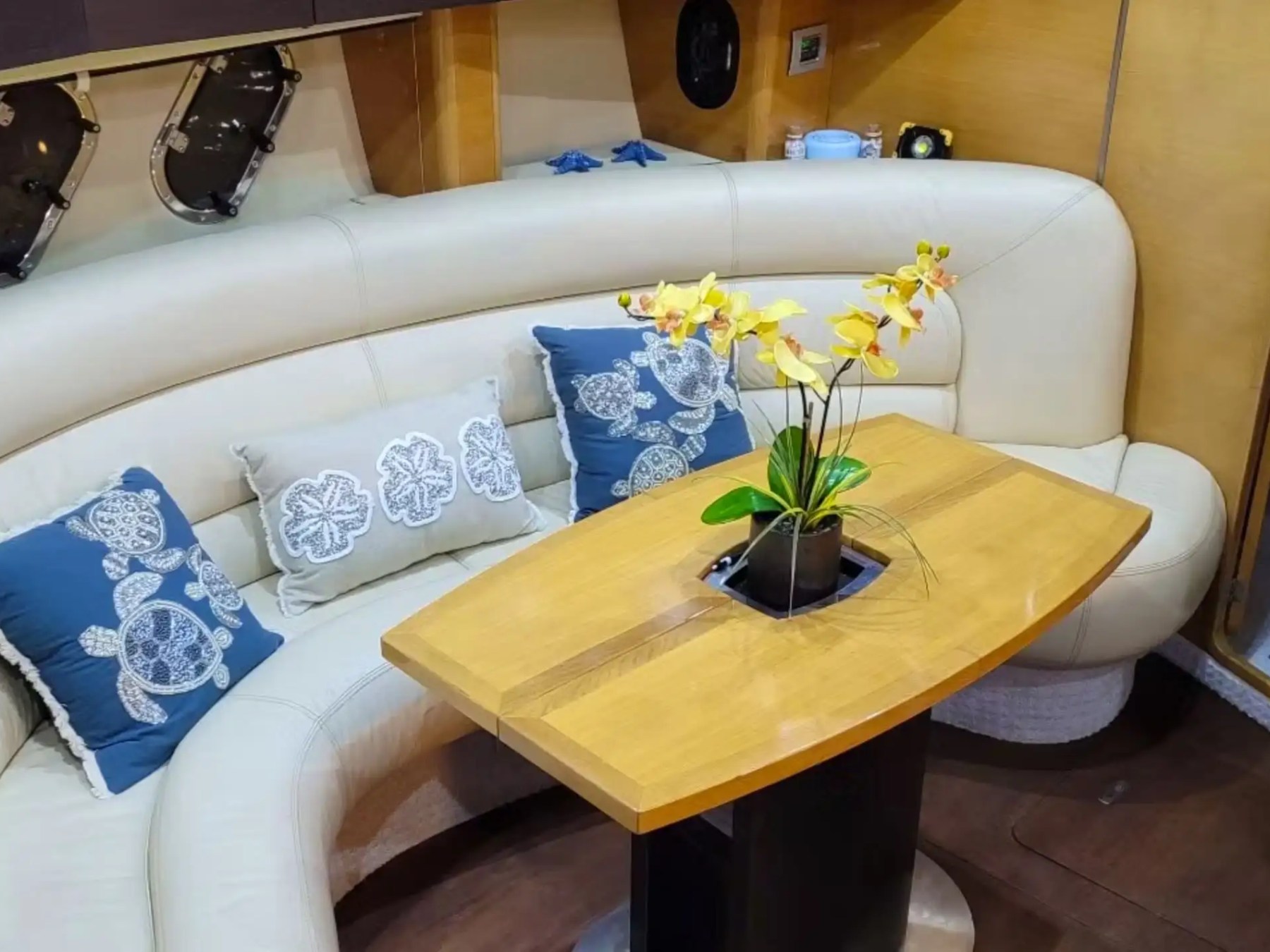 50′ Cranchi formal dining area Key Biscayne – image 04