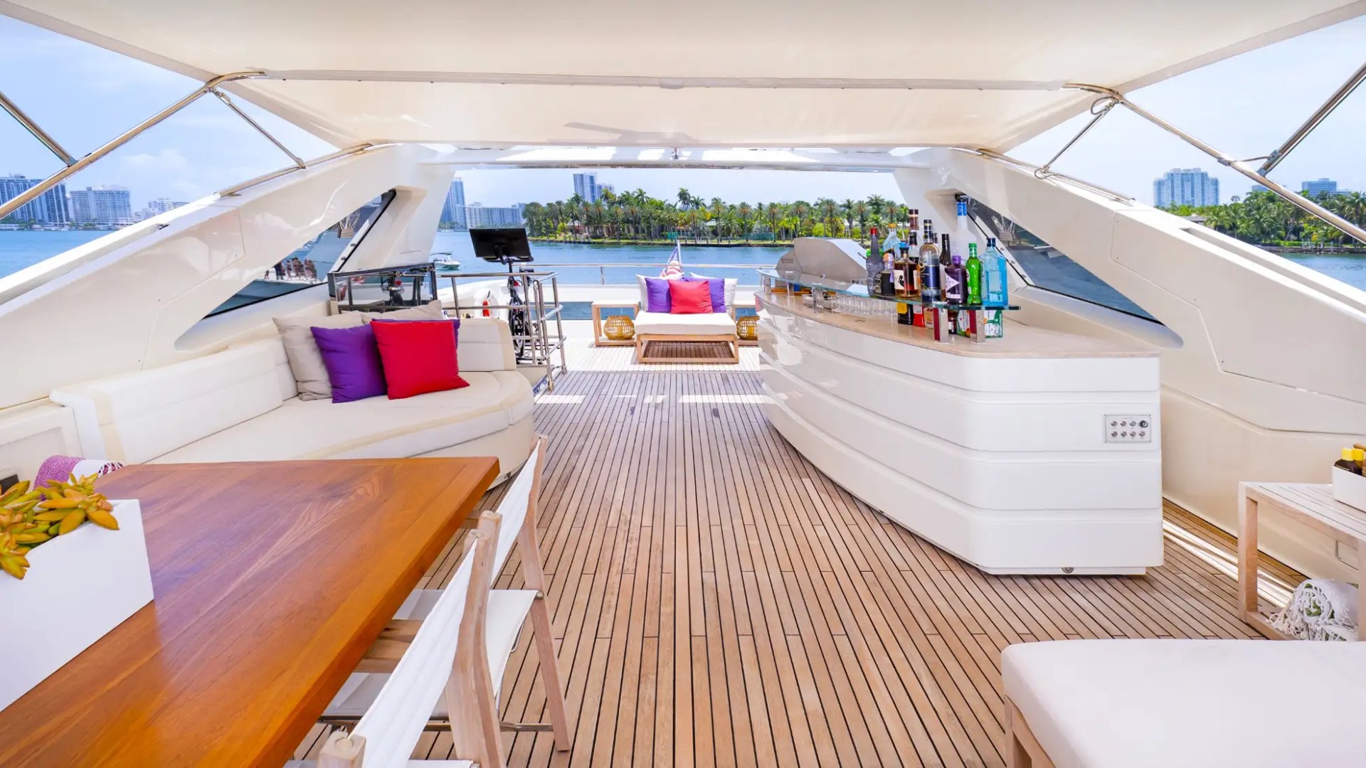 100' Dominator - Yacht Rental in Miami Beach, Florida