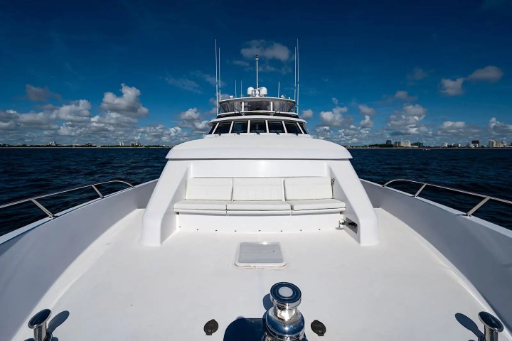 76′ Sunseeker marina arrival Nassau