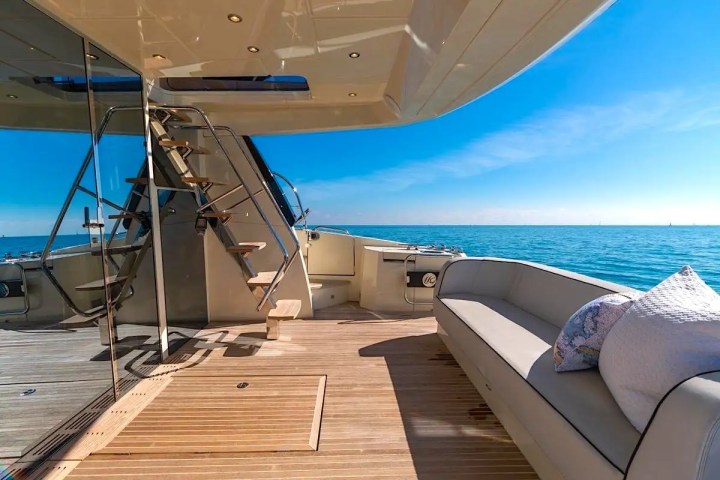 62′ Beneteau flybridge lounge Aventura – image 05