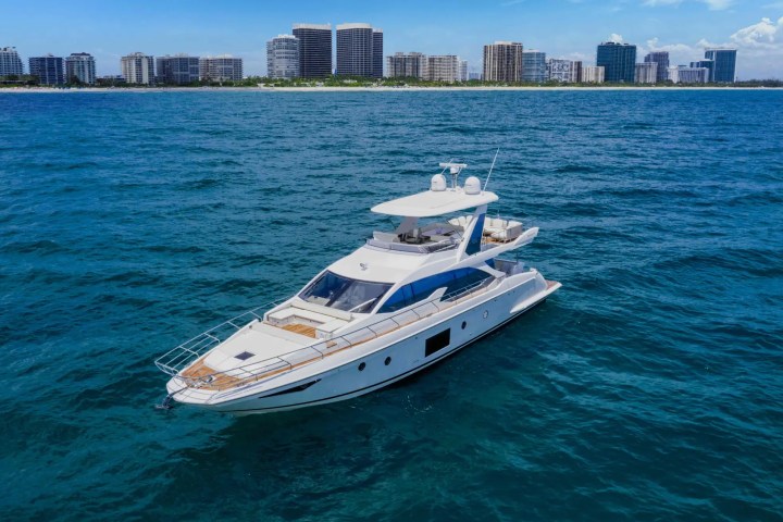 68′ Azimut main salon interior Aventura