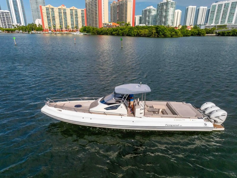 44′ Capelli seating lounge Miami