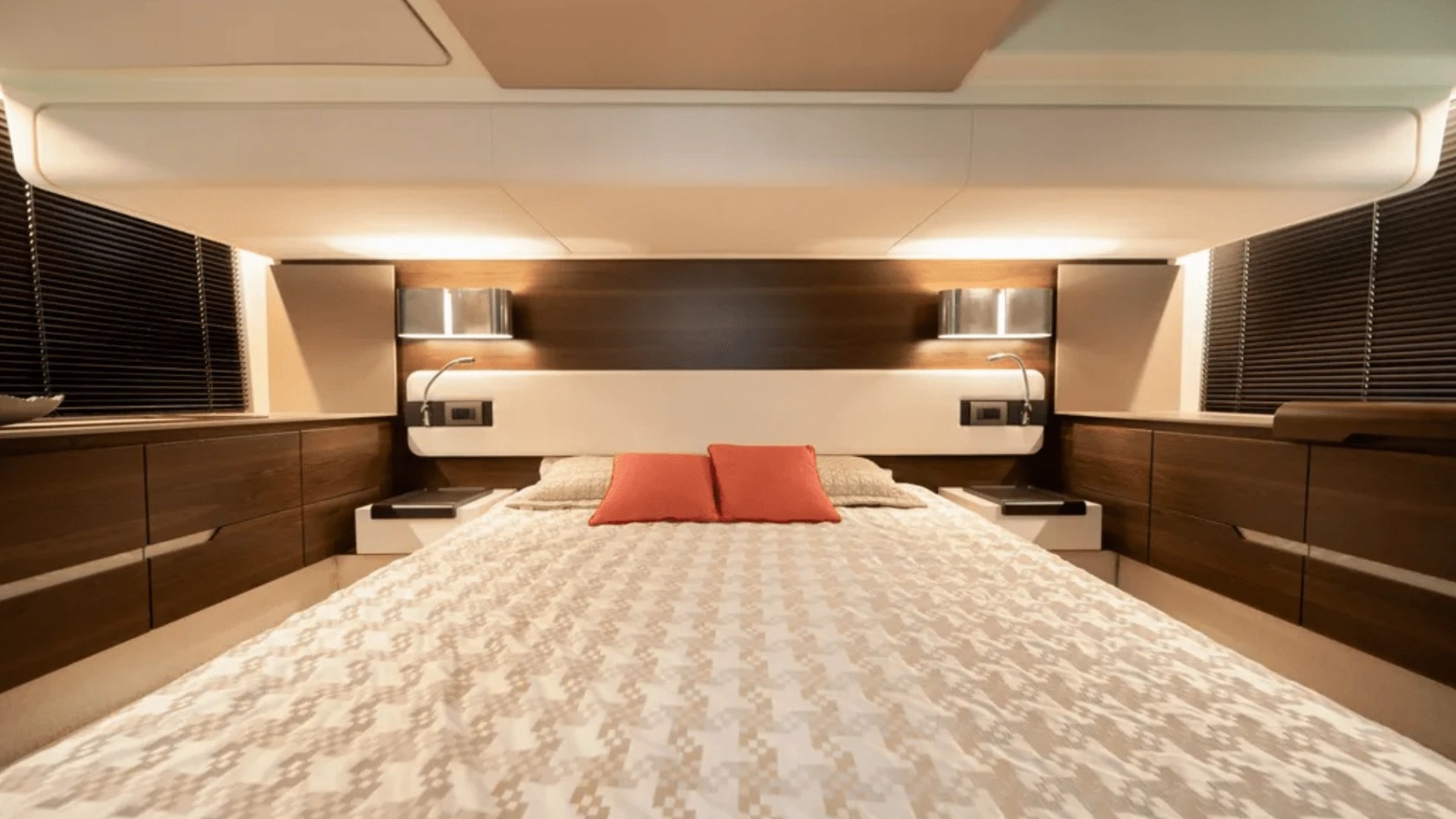 50′ Azimut yacht mid cabin sleeping area