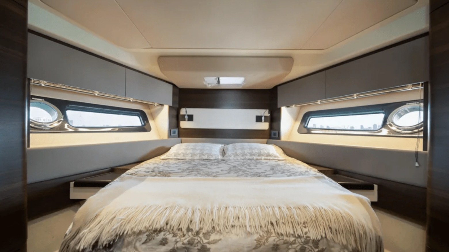 50′ Azimut yacht forward stateroom berth