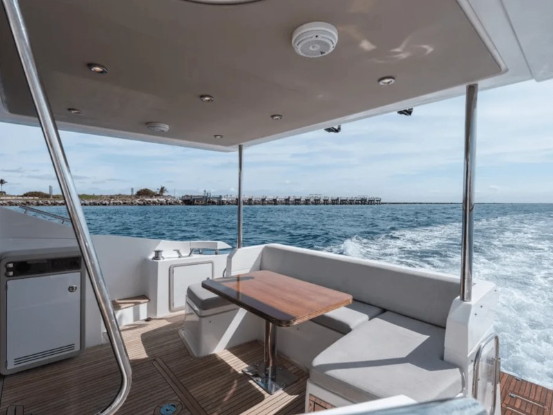 50′ Azimut yacht cruising wake trail