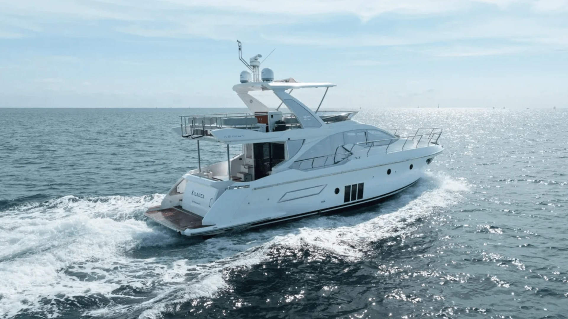50′ Azimut yacht cruising wake trail