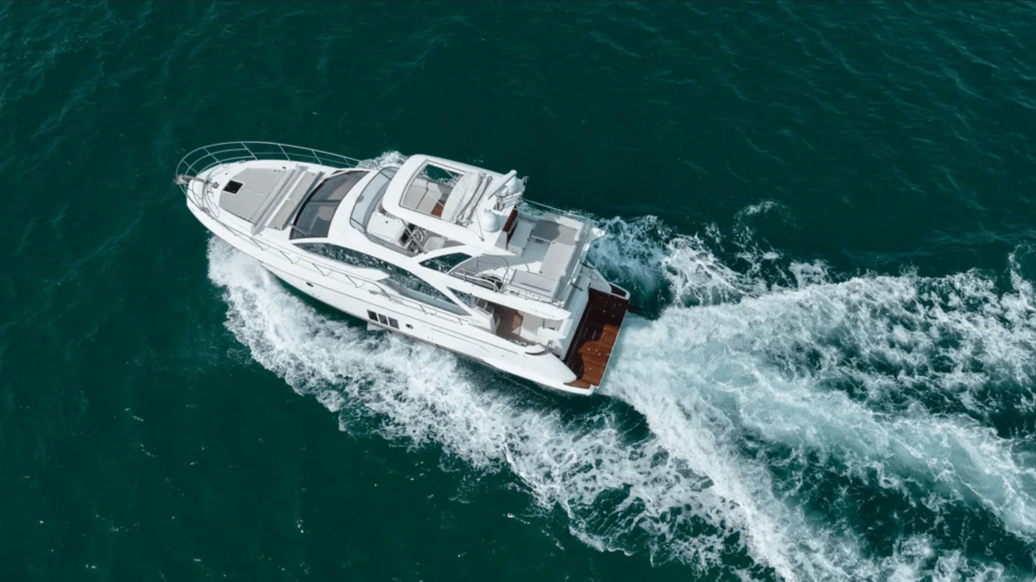 50′ Azimut yacht cruising wake trail