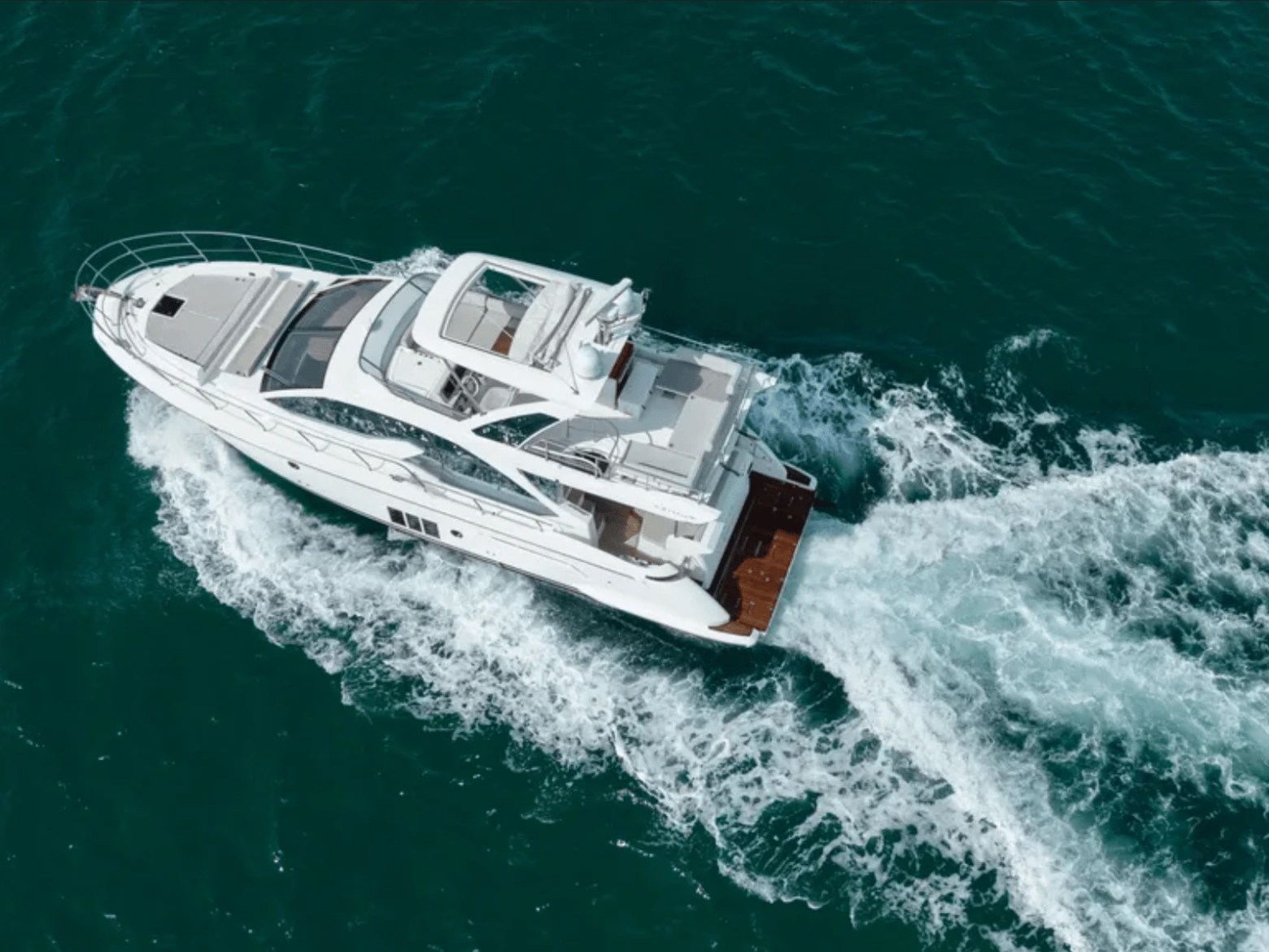 50′ Azimut yacht cruising wake trail