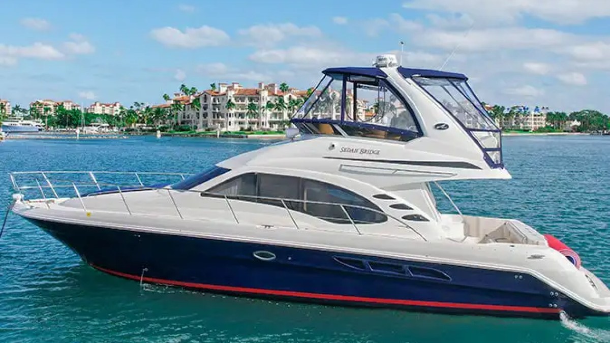 Side-deck walkway view on 50′ Sea Ray Miami