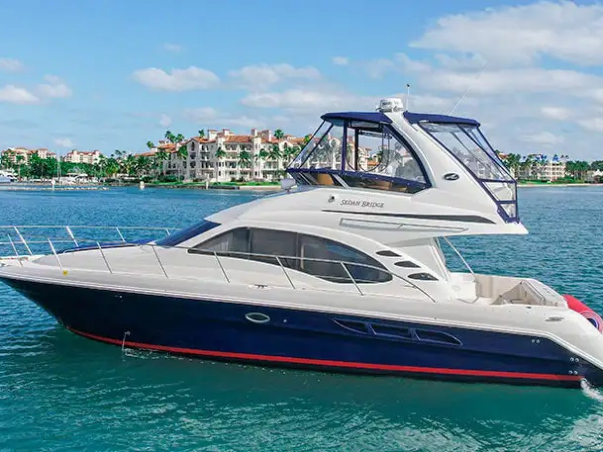 Side-deck walkway view on 50′ Sea Ray Miami