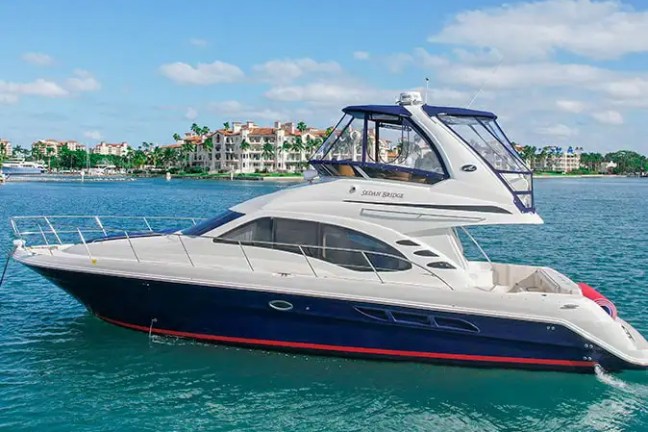 Side-deck walkway view on 50′ Sea Ray Miami