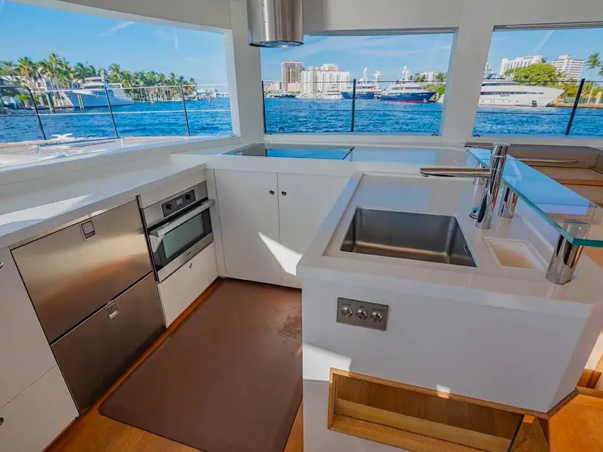 54' Nisi - Yacht Rental in Miami Beach, Florida