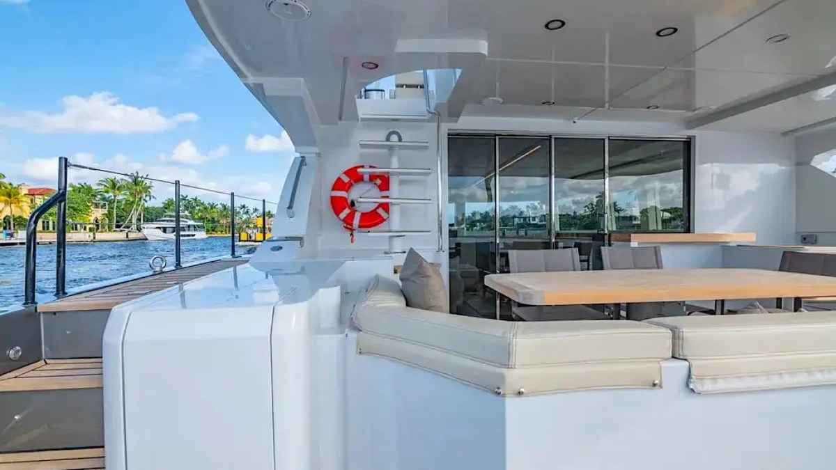 54' Nisi - Yacht Rental in Miami Beach, Florida