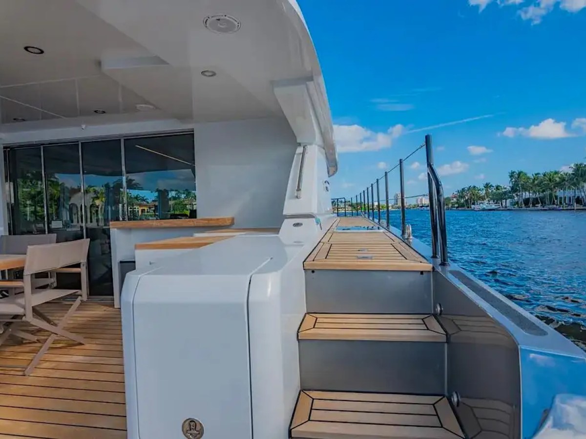 54' Nisi - Yacht Rental in Miami Beach, Florida