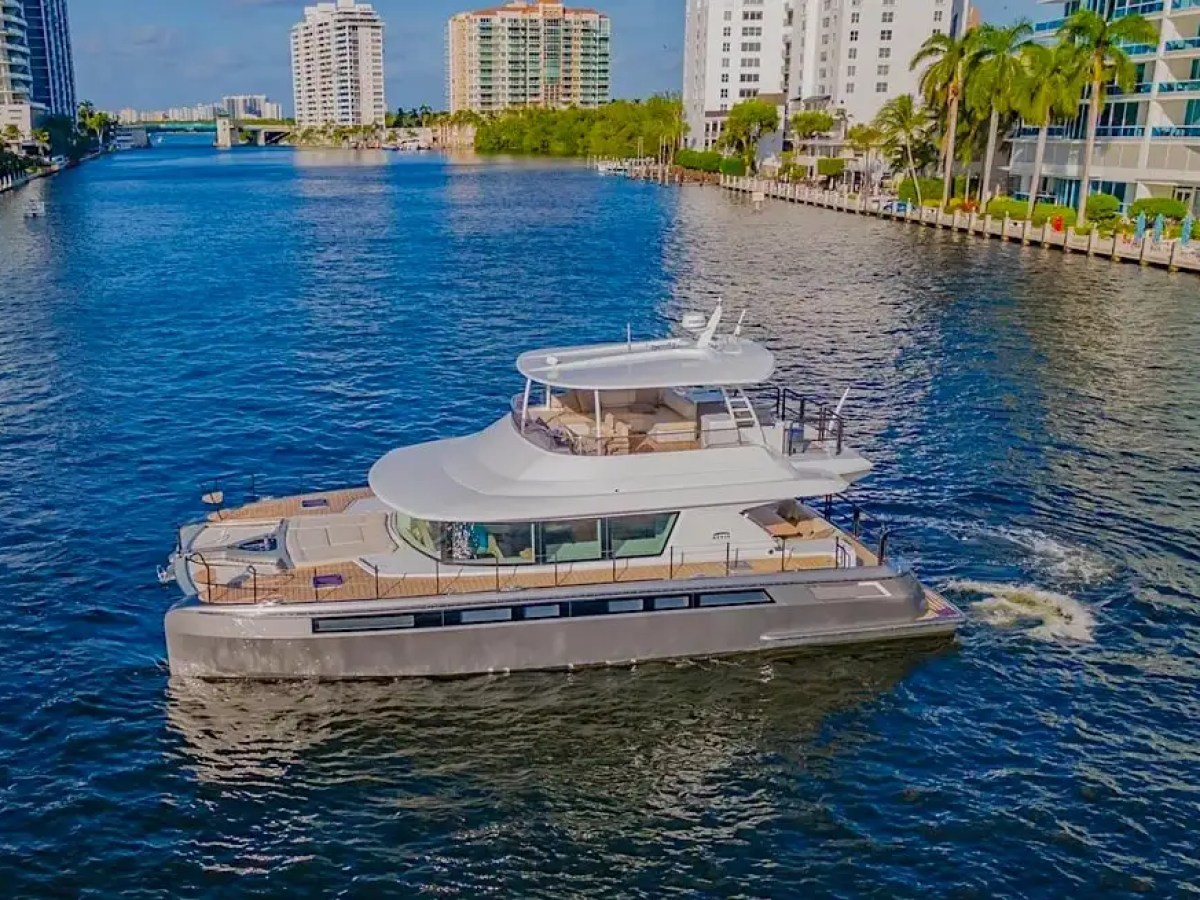 54' Nisi - Yacht Rental in Miami Beach, Florida