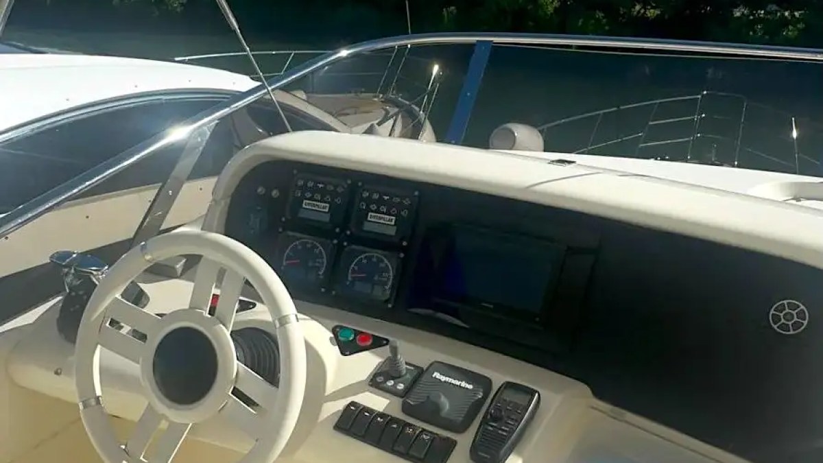 55ft Azimut yacht Key Biscayne exterior helm