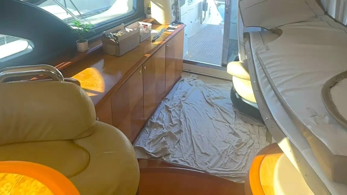 55ft Azimut yacht Key Biscayne salon lounge seating