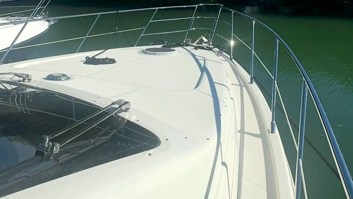 55ft Azimut yacht Key Biscayne bow sun pads